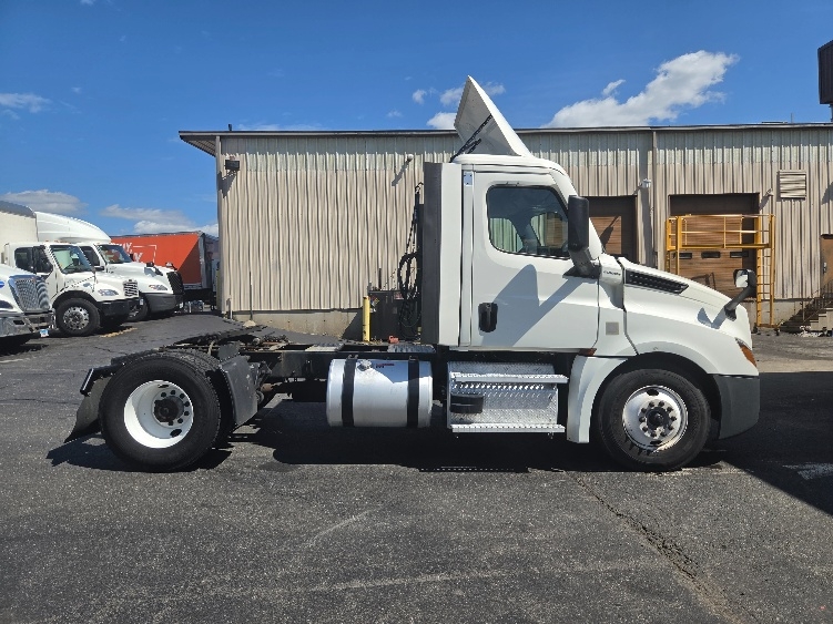 2021 Freightliner Cascadia in Springfield, MA — photo 8