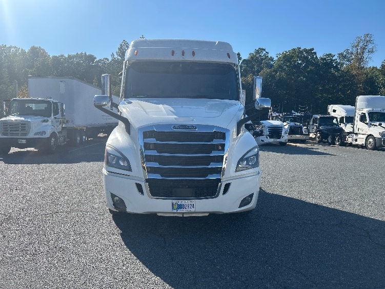 2021 Freightliner Cascadia in Fredericksburg, VA — photo 2