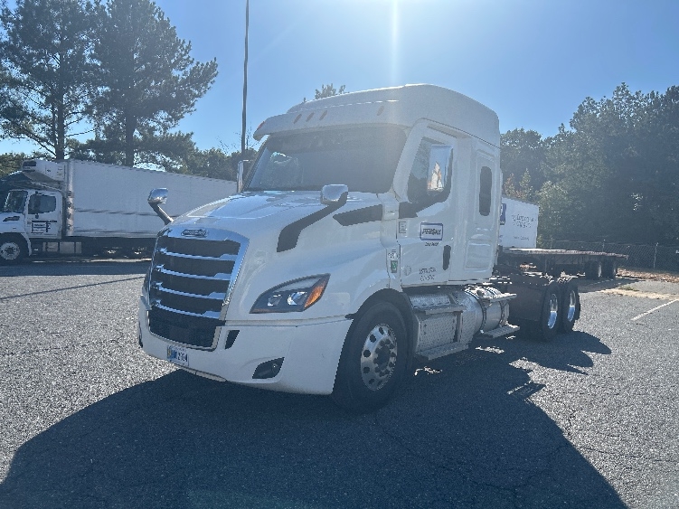 2021 Freightliner Cascadia in Fredericksburg, VA — photo 3