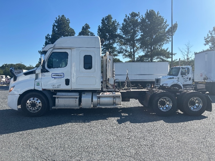 2021 Freightliner Cascadia in Fredericksburg, VA — photo 4