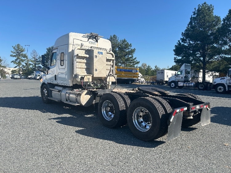 2021 Freightliner Cascadia in Fredericksburg, VA — photo 5