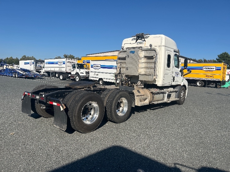 2021 Freightliner Cascadia in Fredericksburg, VA — photo 7