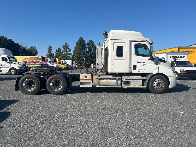 2021 Freightliner Cascadia in Fredericksburg, VA — photo 8