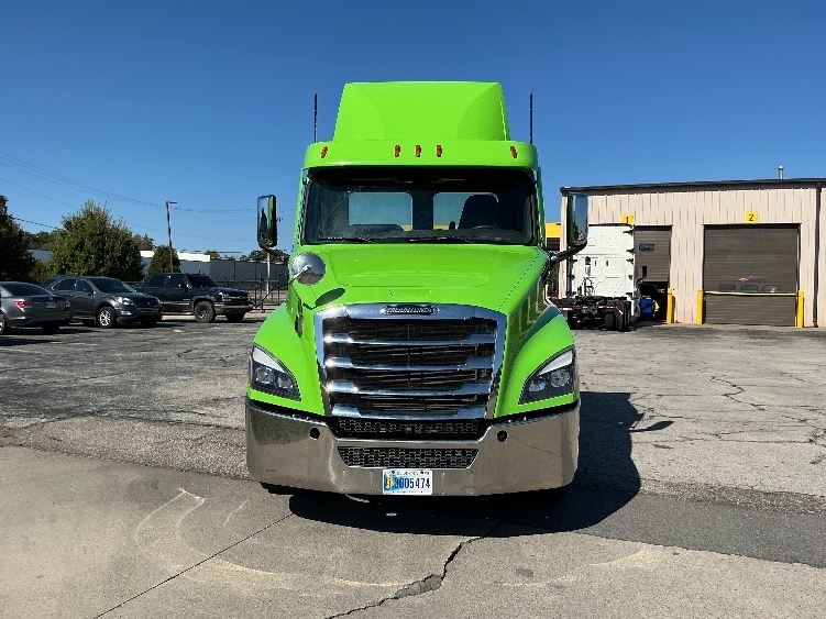2021 Freightliner Cascadia in Elkhart, IN — photo 2