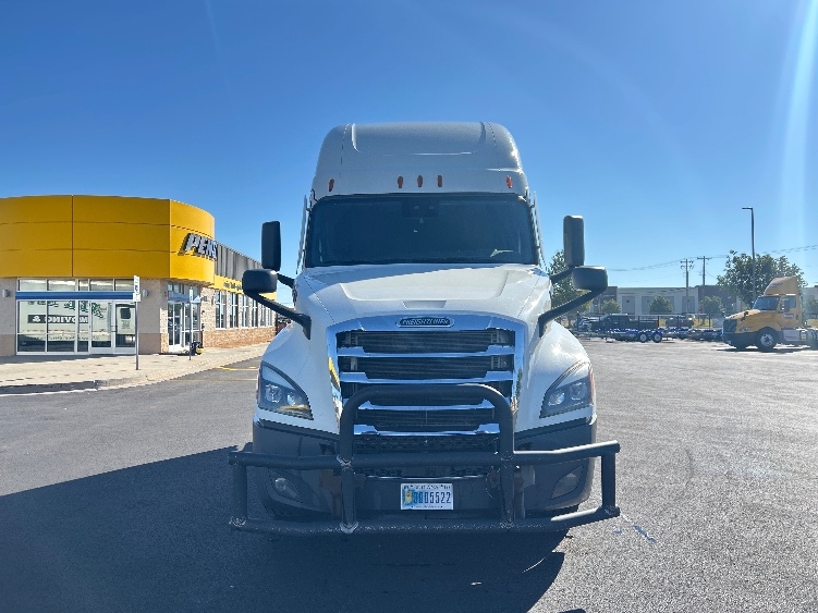 2021 Freightliner Cascadia in Oklahoma City, OK — photo 2
