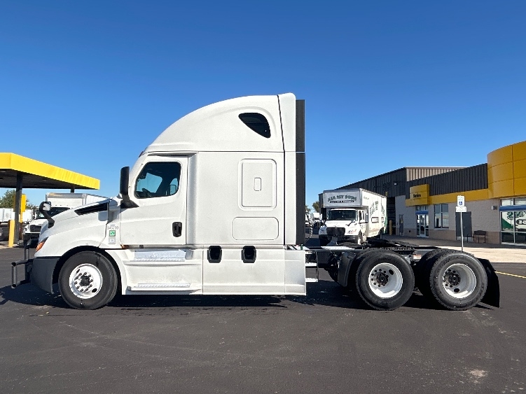 2021 Freightliner Cascadia in Oklahoma City, OK — photo 4
