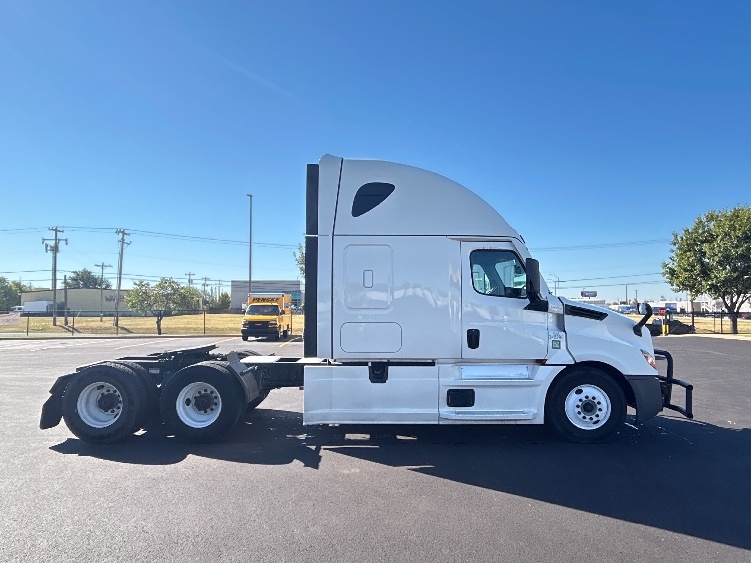 2021 Freightliner Cascadia in Oklahoma City, OK — photo 8