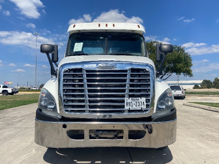 2020 Freightliner Cascadia in San Antonio, TX — photo 2