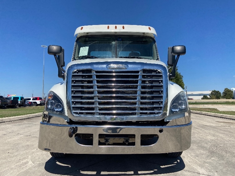 2020 Freightliner Cascadia in San Antonio, TX — photo 2