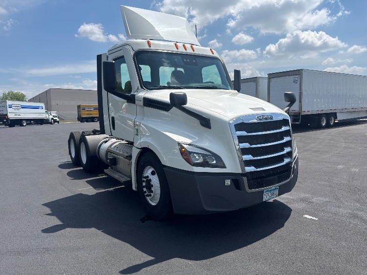 2020 Freightliner Cascadia in Brooklyn Park, MN