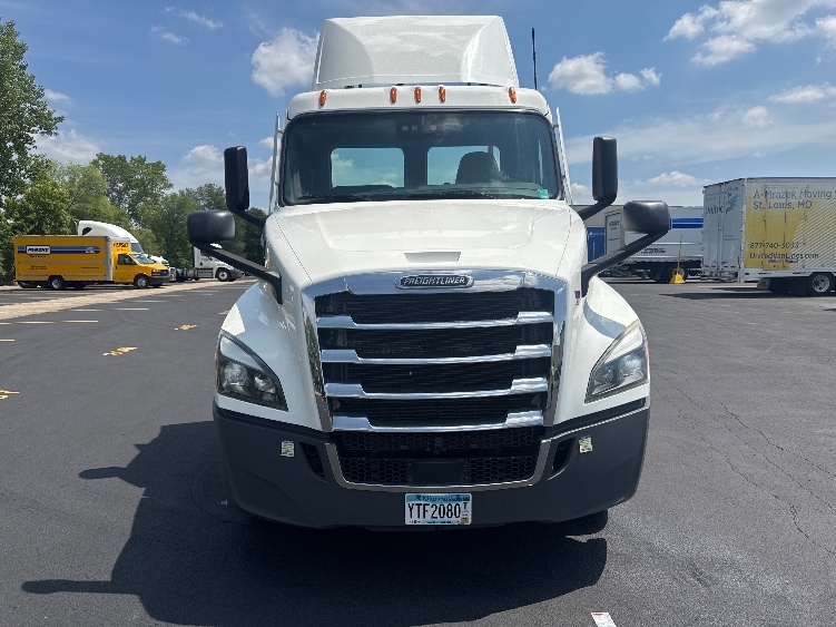 2020 Freightliner Cascadia in Brooklyn Park, MN — photo 2