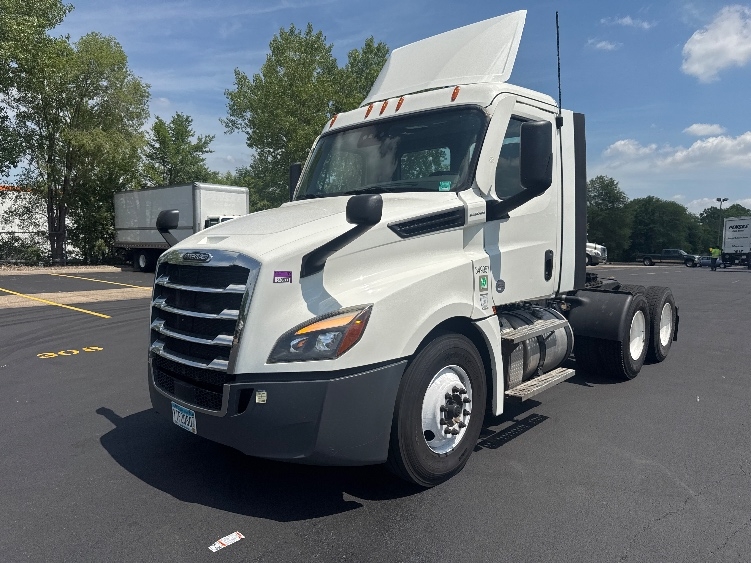 2020 Freightliner Cascadia in Brooklyn Park, MN — photo 3