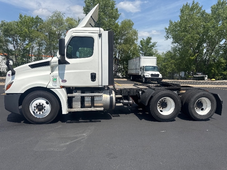 2020 Freightliner Cascadia in Brooklyn Park, MN — photo 4
