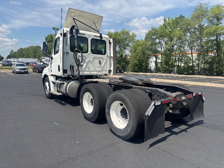 2020 Freightliner Cascadia in Brooklyn Park, MN — photo 5