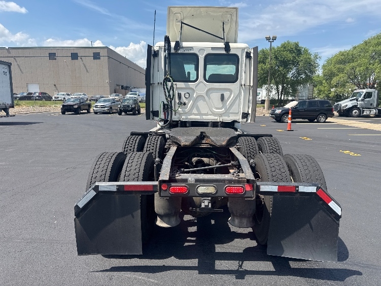 2020 Freightliner Cascadia in Brooklyn Park, MN — photo 6