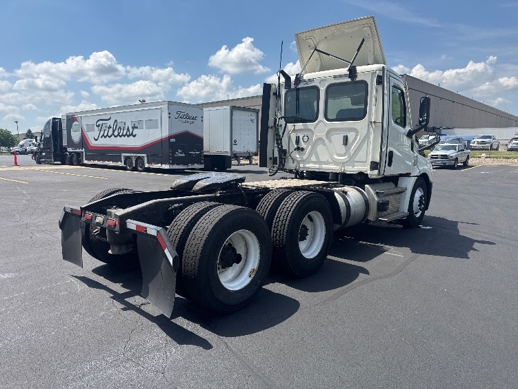 2020 Freightliner Cascadia in Brooklyn Park, MN — photo 7