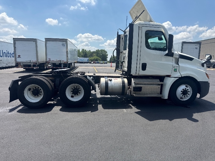 2020 Freightliner Cascadia in Brooklyn Park, MN — photo 8