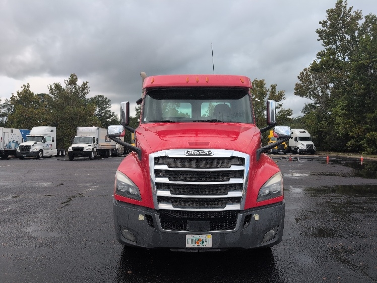 2020 Freightliner Cascadia in Jacksonville, FL — photo 2