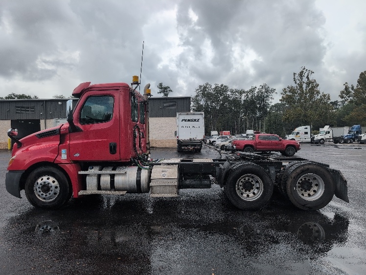 2020 Freightliner Cascadia in Jacksonville, FL — photo 4