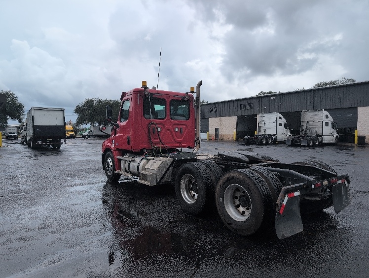 2020 Freightliner Cascadia in Jacksonville, FL — photo 5