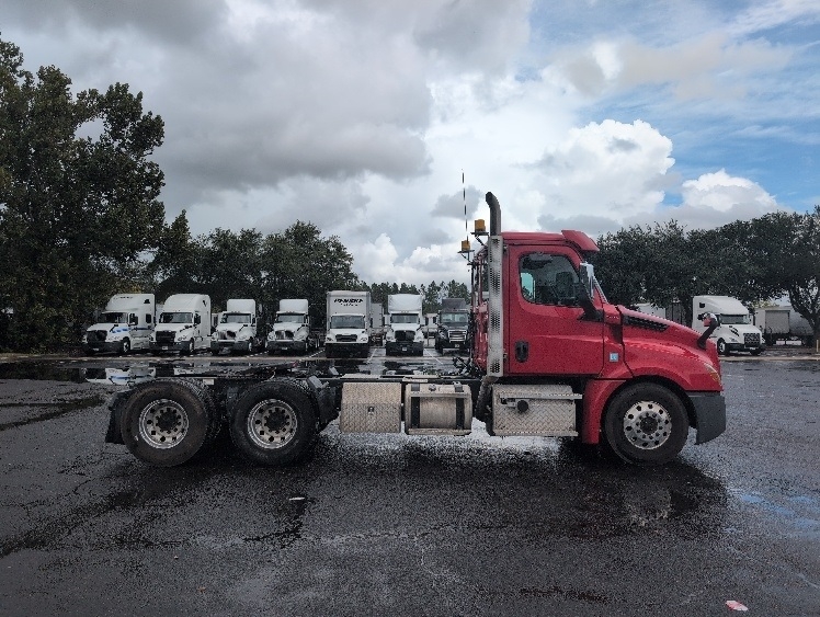 2020 Freightliner Cascadia in Jacksonville, FL — photo 7