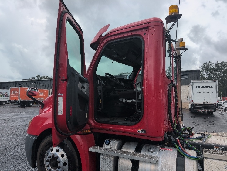2020 Freightliner Cascadia in Jacksonville, FL — photo 8