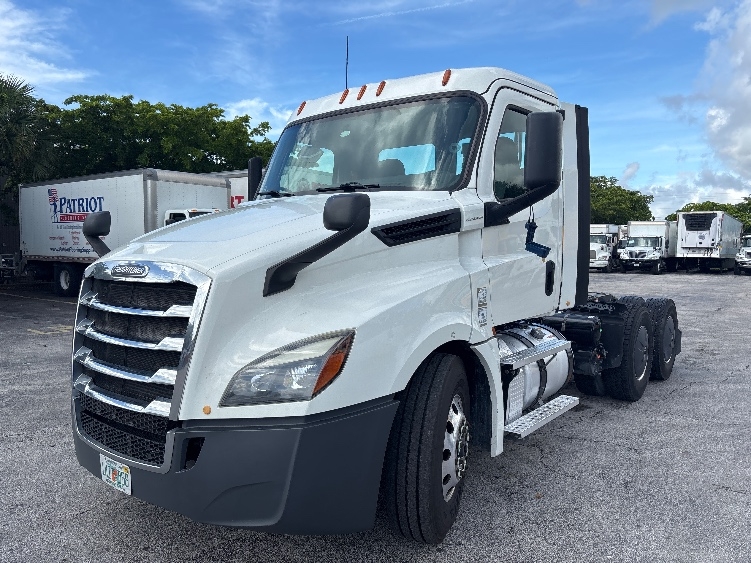 2020 Freightliner Cascadia in Medley, FL