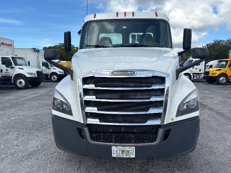 2020 Freightliner Cascadia in Medley, FL — photo 2