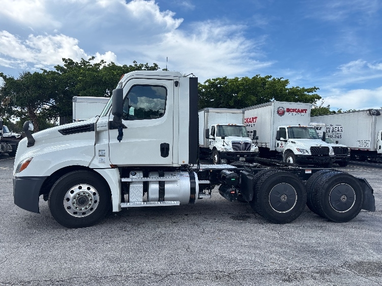 2020 Freightliner Cascadia in Medley, FL — photo 3