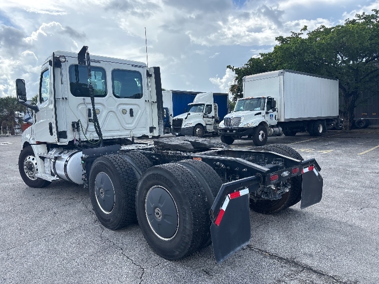 2020 Freightliner Cascadia in Medley, FL — photo 4