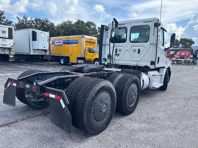 2020 Freightliner Cascadia in Medley, FL — photo 6