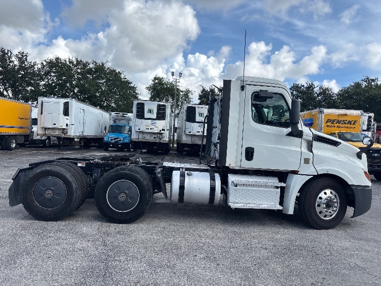 2020 Freightliner Cascadia in Medley, FL — photo 7