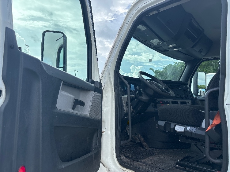 2020 Freightliner Cascadia in Medley, FL — photo 8