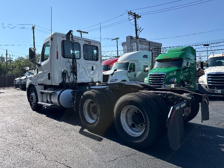 2020 Freightliner Cascadia in Dayton, NJ — photo 5