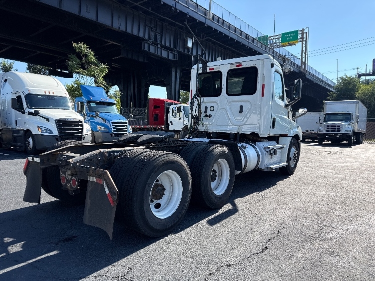 2020 Freightliner Cascadia in Dayton, NJ — photo 7