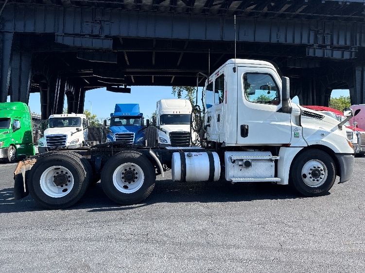 2020 Freightliner Cascadia in Dayton, NJ — photo 8
