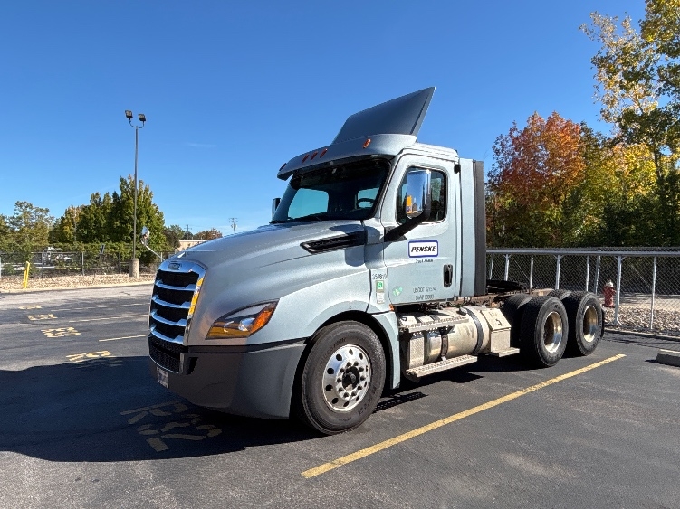 2020 Freightliner Cascadia in Middlefield, OH — photo 3