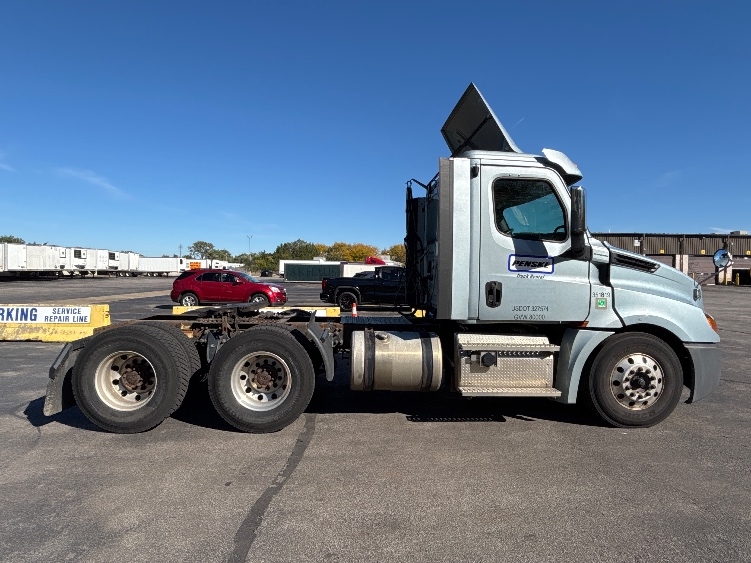 2020 Freightliner Cascadia in Middlefield, OH — photo 8
