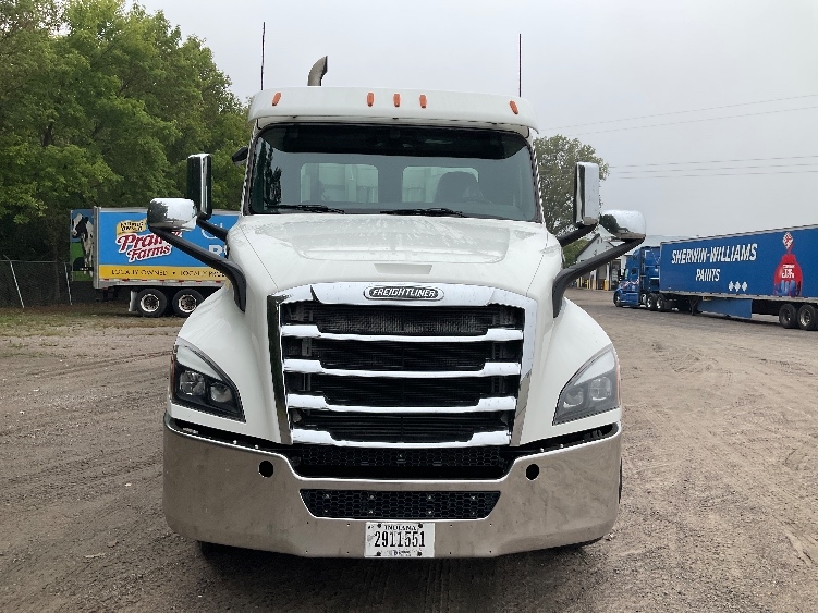 2020 Freightliner Cascadia in Brooklyn Park, MN — photo 2