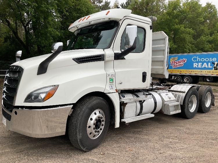 2020 Freightliner Cascadia in Brooklyn Park, MN — photo 3