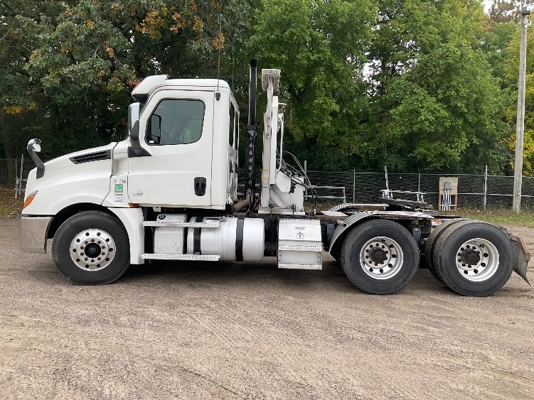 2020 Freightliner Cascadia in Brooklyn Park, MN — photo 4