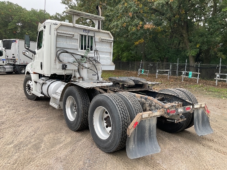 2020 Freightliner Cascadia in Brooklyn Park, MN — photo 5