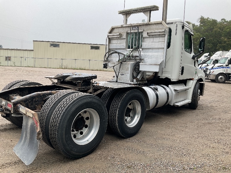2020 Freightliner Cascadia in Brooklyn Park, MN — photo 7