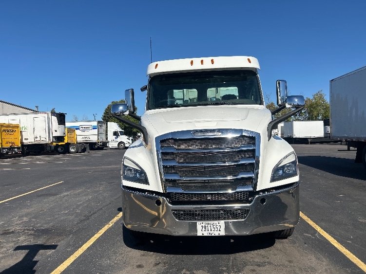 2020 Freightliner Cascadia in Brooklyn Park, MN — photo 2