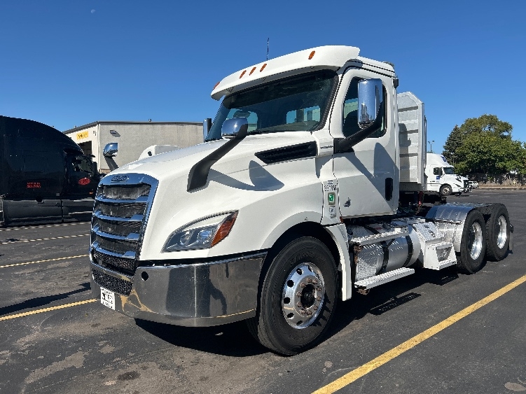 2020 Freightliner Cascadia in Brooklyn Park, MN — photo 3