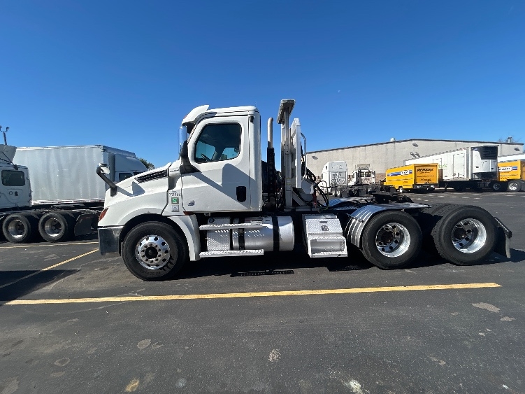 2020 Freightliner Cascadia in Brooklyn Park, MN — photo 4