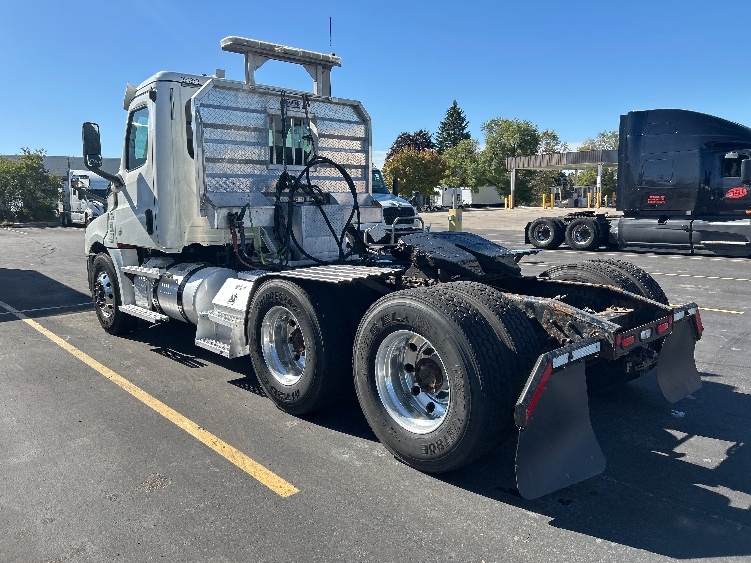 2020 Freightliner Cascadia in Brooklyn Park, MN — photo 5