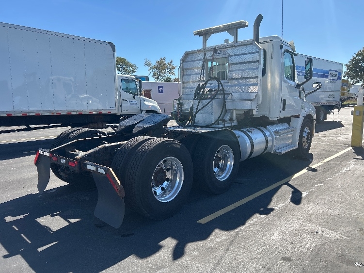 2020 Freightliner Cascadia in Brooklyn Park, MN — photo 7