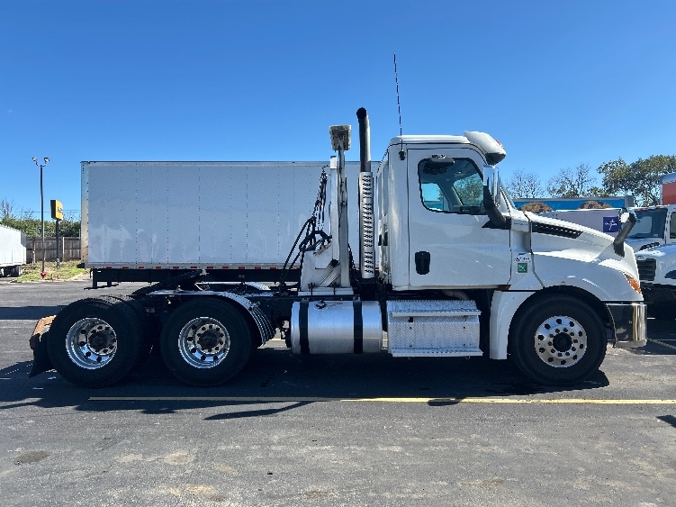 2020 Freightliner Cascadia in Brooklyn Park, MN — photo 8