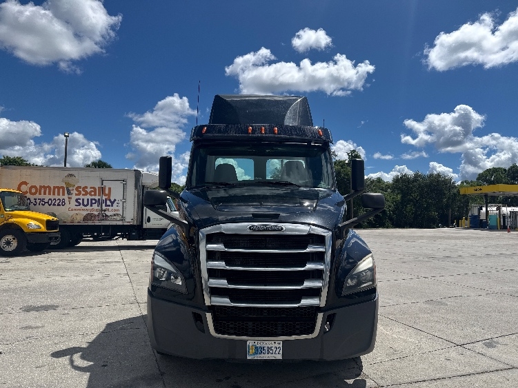 2020 Freightliner Cascadia in Tampa, FL — photo 2
